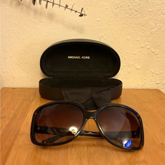 NEW MICHAEL KORS Avila Tortoise Sunglasses With Case & Cloth M2739S new No Tags - Picture 7 of 7